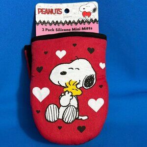 BRAND NEW PEANUTS SNOOPY & WOODSTOCK HEARTS & LOVE 2 PACK SILICONE KITCHEN MITTS